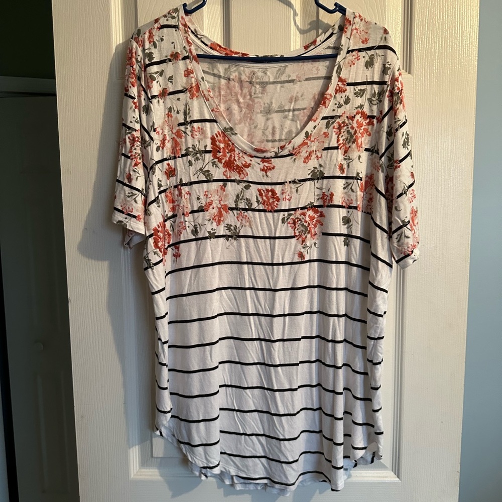 EUC. Maurice’s short sleeve floral